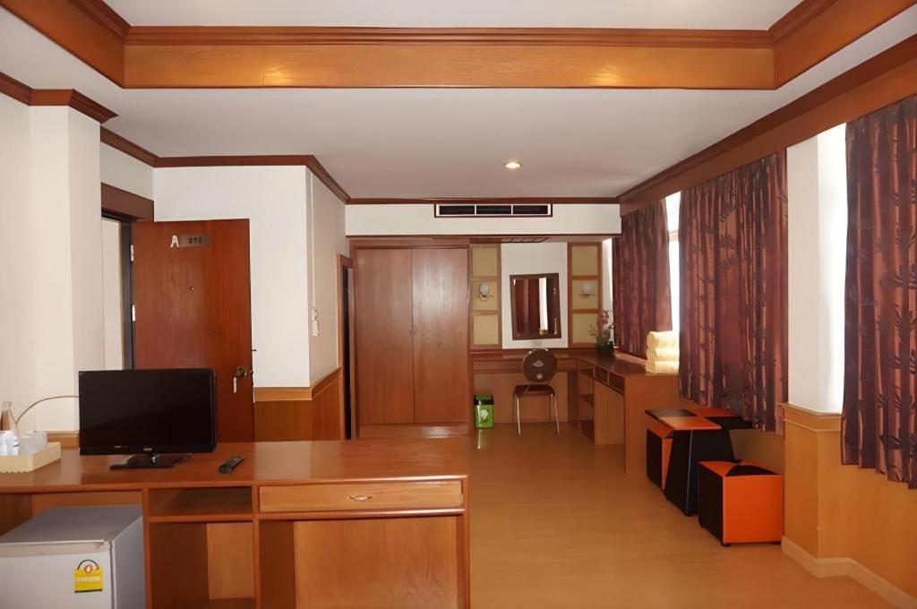Supak Hotel Kalasin Bagian luar foto